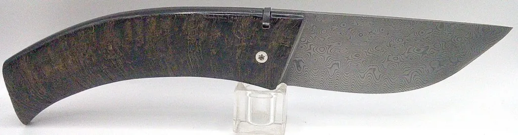 Curnichjolu D. Bouquet ouvert, seconde face de la lame damas et du manche en corne de chèvre couteau-corse-curnichjolu-damas-bouquet-2603-2-profil-2.webp