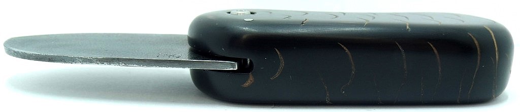"Corsican Bulldog" acier carbone résine et pomme de pin 8 couteau-corse-corsican-bulldog_carbone-ska_BRDGP951-7