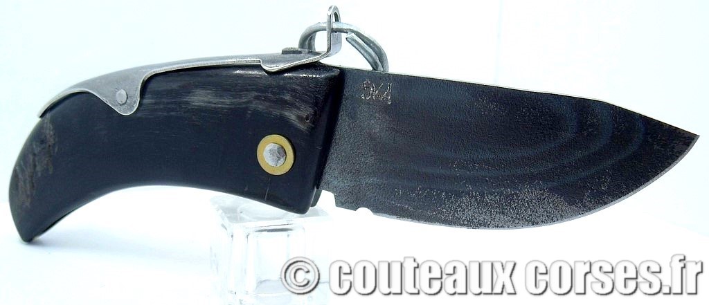 Couteau corse à cran d'arrêt king size avec anneau acier carbone et corne de bouc incrustation tête de sanglier argent-9888