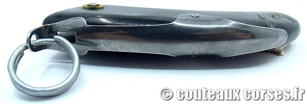 couteau corse artisanal piémontais corne bélier et acier carbone Couteau corse à cran d'arrêt king size avec anneau acier carbone et corne de bouc incrustation tête de sanglier argent-7