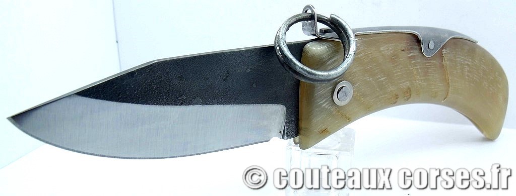 couteau corse artisanal corne bélier et acier carbone couteau-corse-cran-d-arret-anneau-ska-PHNR5137-corne-1