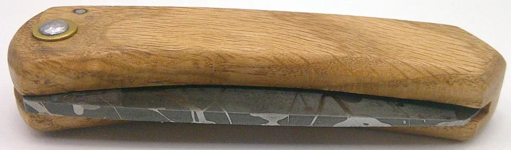 Couteau corse A Trombella fermé avec manche artisanal en chêne vert couteau-corse-trombella-manche-chene-vert.webp