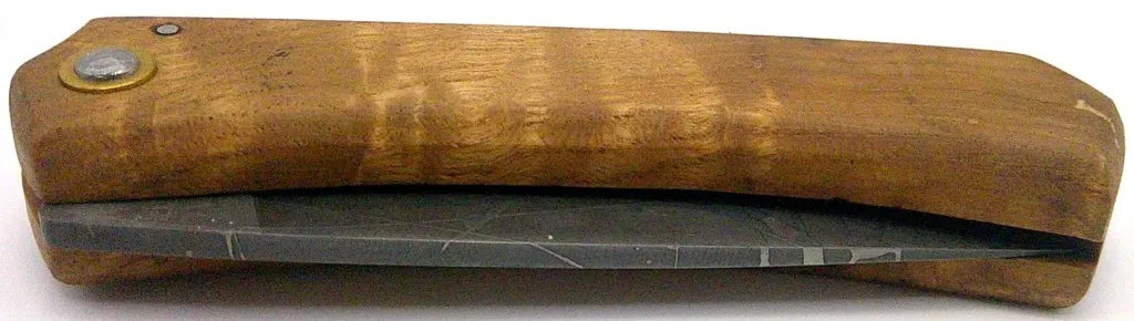 Couteau corse A Trombella avec manche artisanal en bois de châtaignier couteau-corse-trombella-manche-chataignier-03.webp