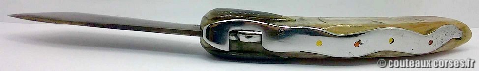 Couteau artisanal corse, A Vellutini 6 cc Curnicciolu à blocage de lame inox trempe douce 3.0 mm et corne bélier, cuir et nacre-IUEPL602-6
