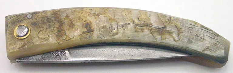 Curnichjiolu Padovani fermé avec manche en corne de bélier couteau-corse-padovani-corne-belier-xc75-ferme.webp