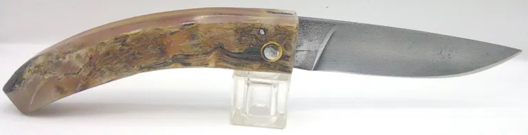 Côté droit du couteau corse Padovani ouvert avec manche en corne de bélier couteau-corse-padovani-corne-belier-xc75-ouvert-droit.webp
