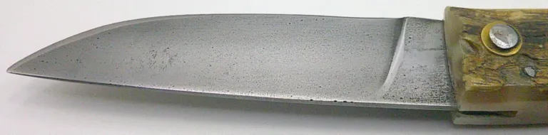 Détail de la lame en acier carbone XC75 du Curnichjiolu Padovani couteau-corse-padovani-detail-lame-carbone-xc75.webp