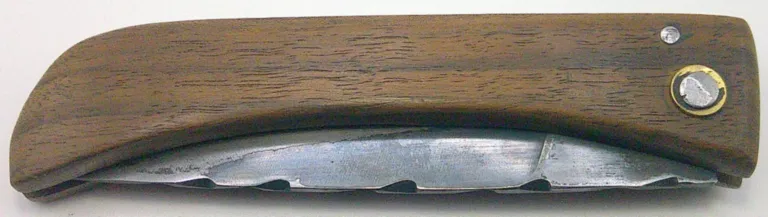 Curnichjiolu Padovani fermé, côté droit avec manche en noyer et lame XC75 repliée. couteau-corse-padovani-curnichjiolu-noyer-xc75-ferme-cote-droit.webp