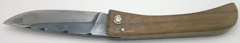 Curnichjiolu Padovani ouvert, vue arrière avec lame en acier carbone XC75 et manche en noyer. couteau-corse-padovani-curnichjiolu-noyer-xc75-ouvert-arriere.webp