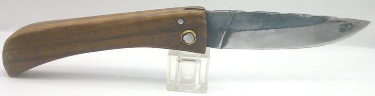 Couteau corse Padovani ouvert, côté droit avec lame XC75 et manche en noyer. couteau-corse-padovani-curnichjiolu-noyer-xc75-ouvert-cote-droit.webp
