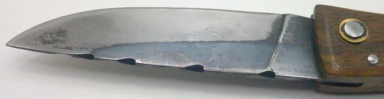Détail de la lame en acier carbone XC75 et du montage à capucine du curnichjiolu Padovani. couteau-corse-padovani-curnichjiolu-detail-lame-xc75-capucine.webp