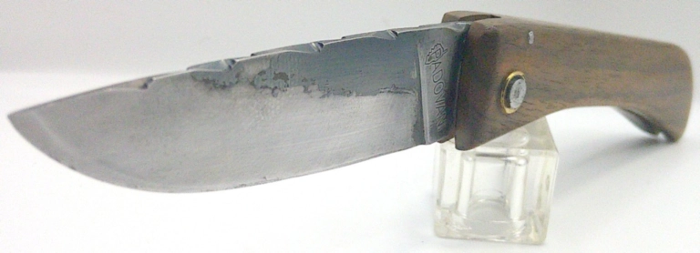 Couteau corse artisanal Padovani fermé, vue générale du manche en noyer. couteau-corse-padovani-curnichjiolu-noyer-xc75-ferme-arriere.webp