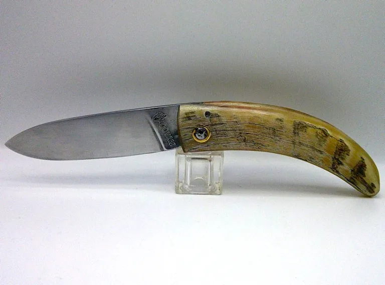 Couteau corse Manu Padovani ouvert, lame XC75 de 8,7 cm padovani-curnichjiolu-xc75-ouvert-droit.webp