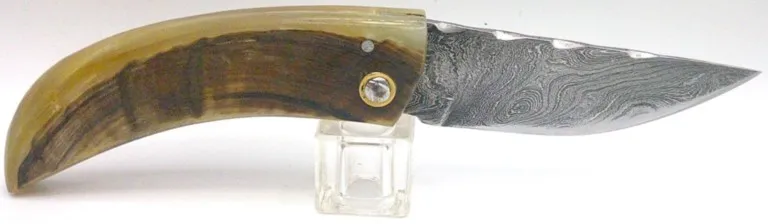 Couteau corse artisanal Manu Padovani ouvert, vue de profil côté manche couteau-corse-artisanal-padovani-damas-10.webp