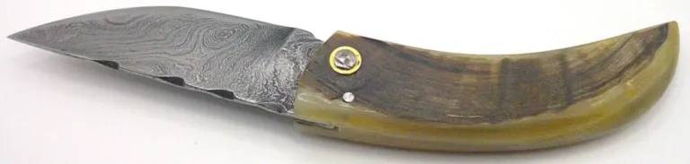 Curnichjolu artisanal Manu Padovani ouvert avec lame Damas et manche en corne de bélier couteau-corse-padovani-damas-corne-belier-07.webp