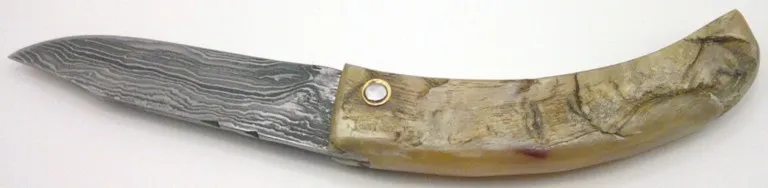 Curnichjolu Manu Padovani ouvert, lame Damas et manche courbe en corne de bélier couteau-corse-curnichjolu-padovani-ouvert-2.webp