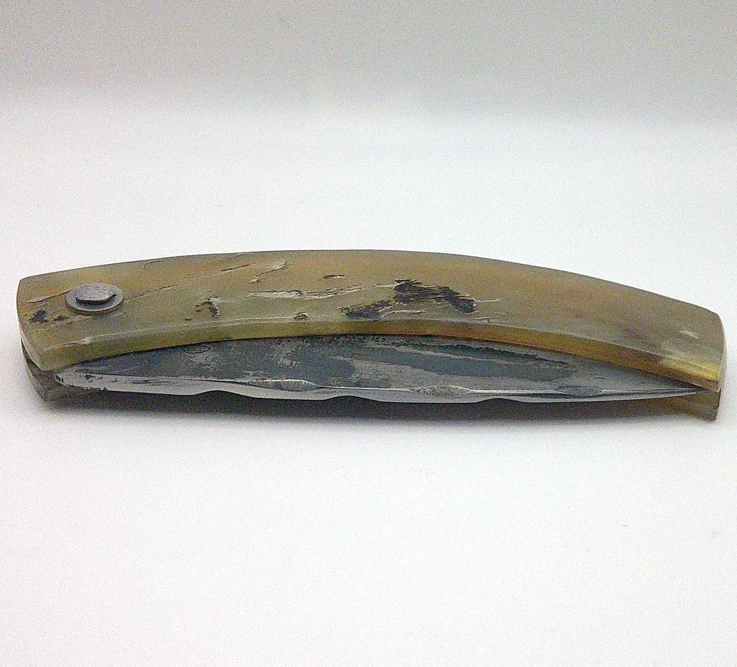 Couteau corse pliant Curnichjiolu Padovani fermé, manche courbé en corne de bélier blonde avec nuances naturelles et rivet apparent.