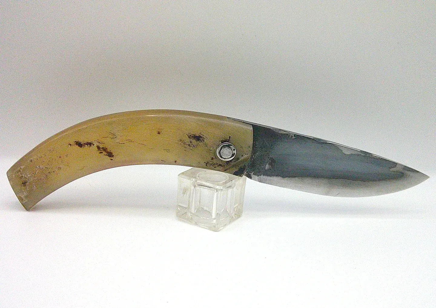 Couteau corse pliant Curnichjiolu Manu Padovani ouvert, lame en acier carbone XC75 orientée à gauche et manche courbé en corne blonde.