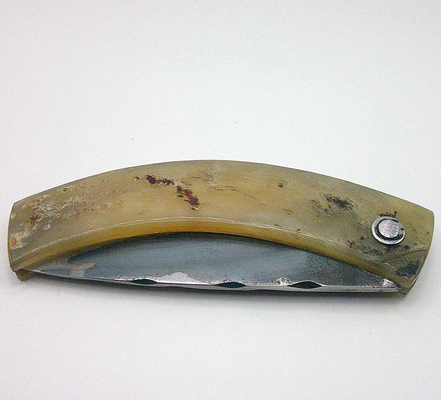 Couteau corse artisanal pliant Manu Padovani, vue latérale du manche en corne blonde et de la lame repliée.