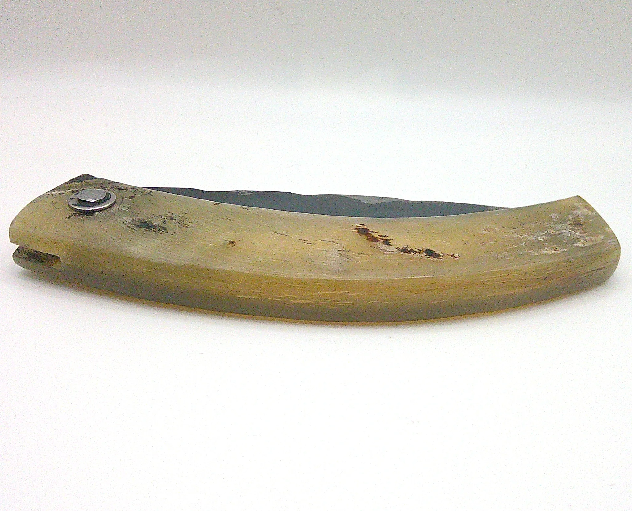 Couteau corse pliant Curnichjiolu de Manu Padovani fermé, manche courbé en corne de bélier blonde avec veinures naturelles fermé vue arrière