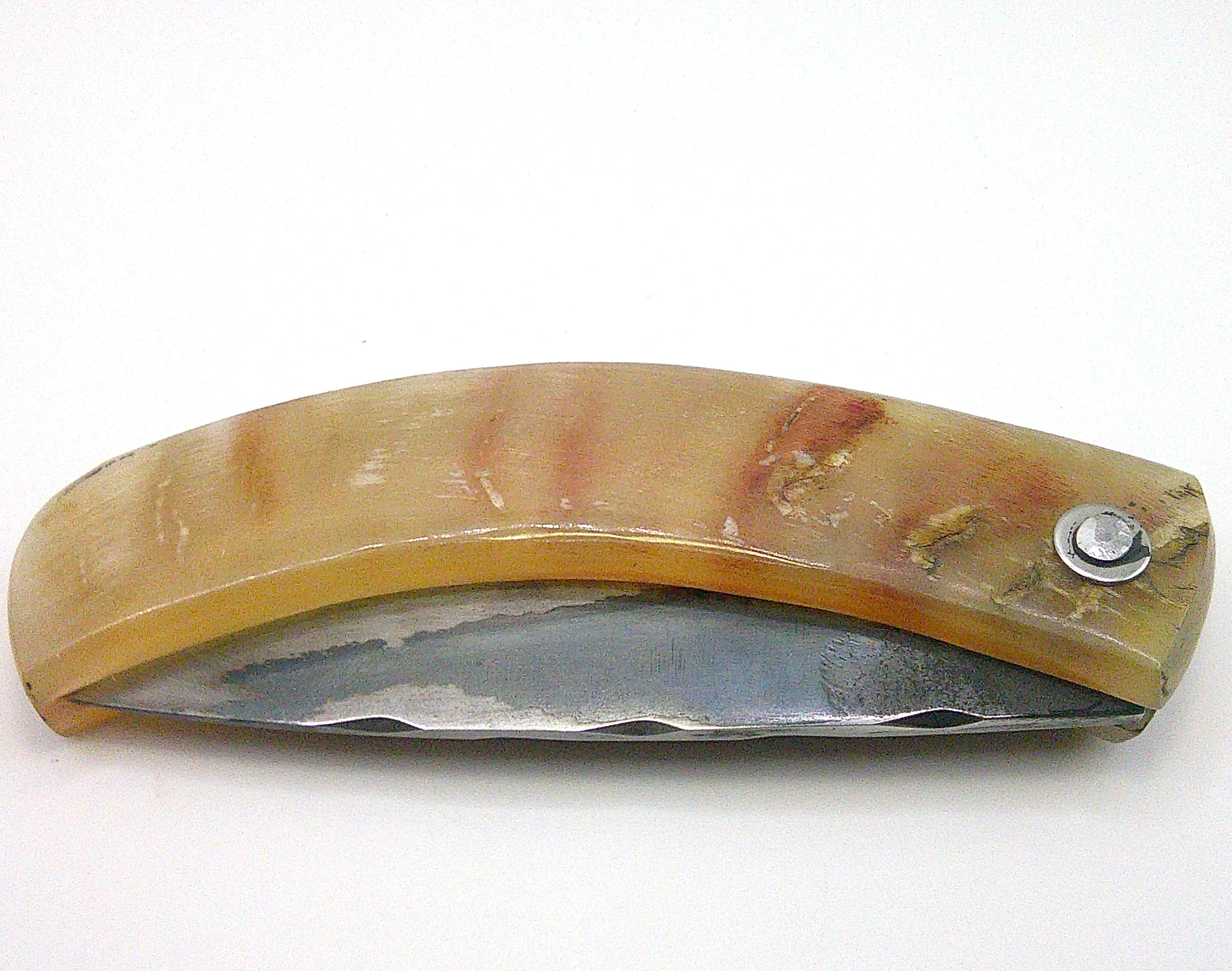 Couteau corse artisanal pliant Padovani fermé, profil du manche en corne de bélier flammée aux veinures naturelles.