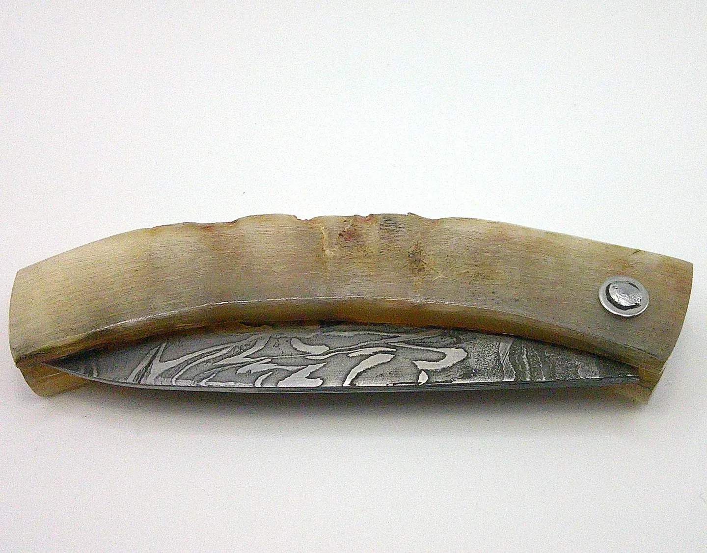 Couteau corse pliant Curnichjiolu Padovani fermé, vue latérale du manche blond naturel avec lame en damas carbone repliée.